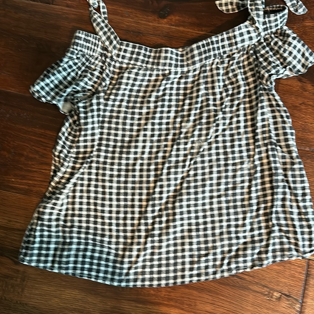 cute off the shoulder top. Straps have a bow or you can wear off shoulder.